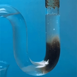 Démonstration LANOXIE — tuyau transparent : la mousse adhère aux parois et dissout le bouchon en temps réel